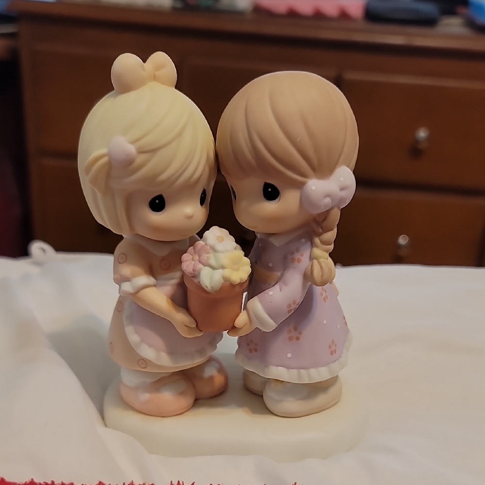 Precious Moments Figurine Flowers And Friendship Are Best When Shared , 2006